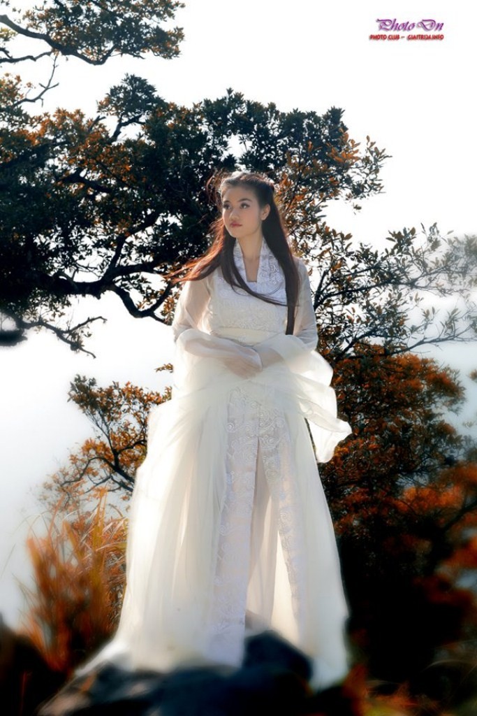 Nàng "Cô Cô" trong chiếc váy trắng xinh, dạo chơi trên đỉnh núi mờ ảo màn sương. Xem thêm: Cơn sốt "Thiên sứ 9X": Bản sao của Tăng Thanh Hà?
