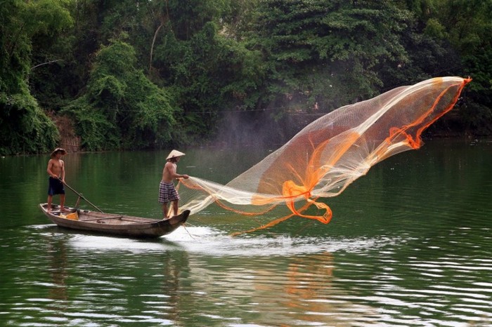 Nhiếp ảnh Trần Hoàng Hải thực hiện bộ ảnh "Những cánh bướm trên dòng sông" trên dòng sông Như Ý thơ mộng của Huế - bộ ảnh chứa đựng một cảm xúc khó tả, vừa là niềm vui được bắt gặp nghệ thuật, vừa là sự cảm thông nỗi vất vả của những người lao động nghề chài lưới