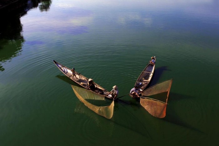 Bắt đầu một Bình minh, người dân làng chài lại lên thuyền tung lưới mong một ngày thuận lợi nhiều may mắn, cuộc sống hàng ngày của họ cũng yên bình như dòng sông Như Ý vậy