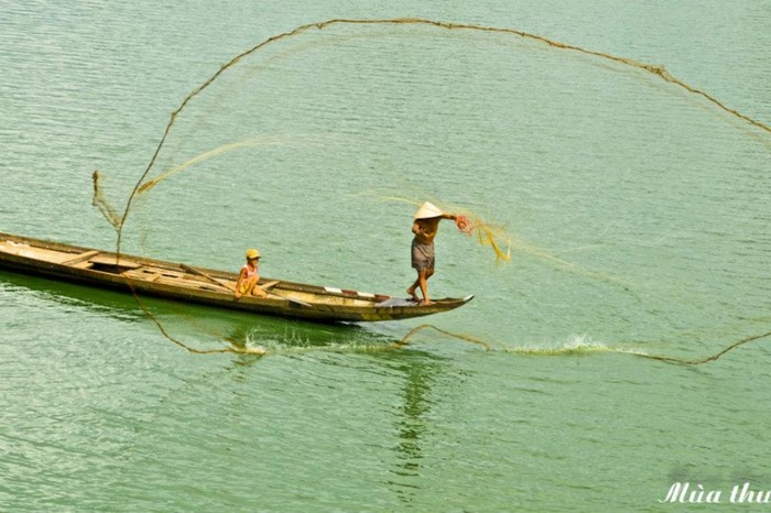 Bắt đầu một Bình minh, người dân làng chài lại lên thuyền tung lưới mong một ngày thuận lợi nhiều may mắn, cuộc sống hàng ngày của họ cũng yên bình như dòng sông