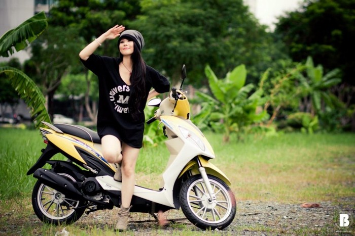 Sang trọng không kém phần cá tính, Hot girl Hani Nguyễn trẻ trung, xinh đẹp bên chiếc xe mới nhất hiện nay với kiểu dáng nhỏ gọn, thanh nhã - Kymco Candy Hi 100.
