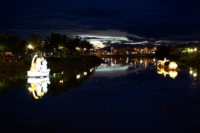 Một góc nhìn từ chùa Cầu, sông Thu Bồn lung linh trong ánh đèn