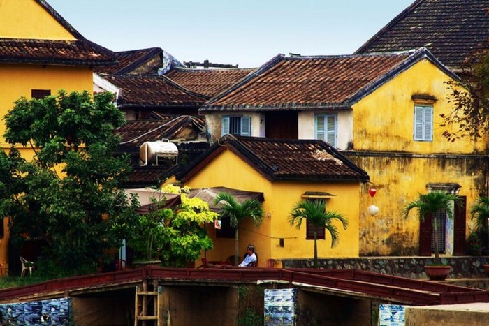 Những ngôi nhà cổ màu vàng nước sơn còn khá mới mặc dù màu ngói đã cũ theo năm tháng, nhìn những ngôi nhà này có thể cảm nhận được sự yên bình của cả một khu phố, một màu sắc thanh đạm mà vẫn tươi
