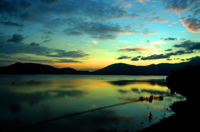 Rạng Đông trên hồ Lắk - Buôn Mê Thuột, cảnh tượng giống như đang ở cuối chân trời
