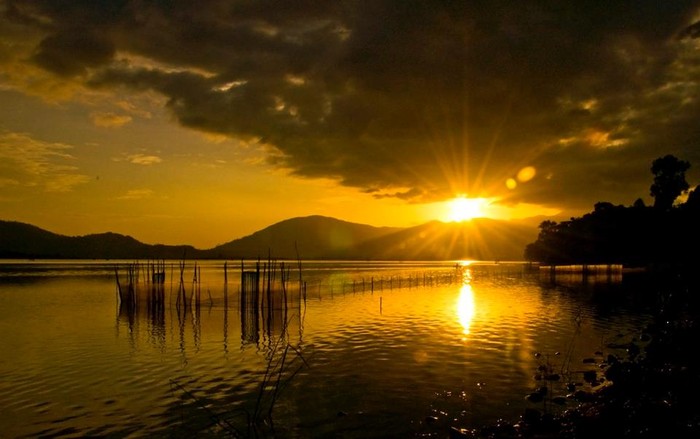 Hồ Lăk - Buôn Mê Thuột, cảnh đẹp hoàng hôn, nước hồ lấp lánh như dát vàng