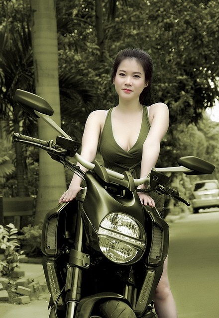 Hiền Trang đang là Model cho công ty giải trí "Heravn entertaiment", Hiền Trang còn nhận được khá nhiều lời mời làm Model cho các shop thời trang, các hãng xe, các sự kiện, triễn lãm về xe mô tô và ô tô tại Sài thành