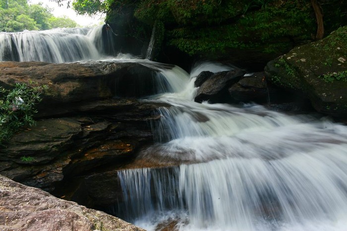 Cảnh đẹp của thác nước hàng năm thu hút hàng nghìn lượt khách trong và ngoài nước đến tham quan