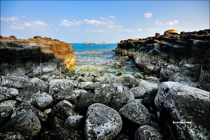 Dưới lòng gành Đá Dĩa, những viên đá nhỏ giống như một tổ trứng khủng long xếp đều giữa làn nước biển xanh trong.