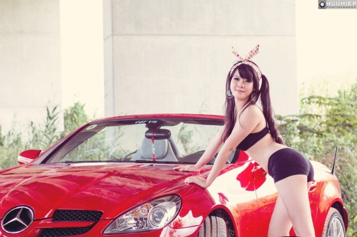 Hotgirl Hani Nguyễn ngây thơ với vai cô thỏ ngọc đầy duyên dáng và cá tính bên chiếc xe sang này.