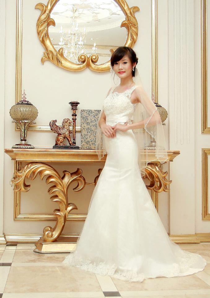 Trong bộ ảnh mới với vai trò là model của shop Mirror wedding studio, Ngọc Hà xinh đẹp lộng lẫy trong chiếc váy cưới như một công nương trong ngày hạnh phúc. <<NỮ SINH KINH BẮC ĐẸP DỊU DÀNG TRONG TÀ ÁO DÀI <<NGẨN NGƠ TRƯỚC VẺ ĐẸP THÁNH THIỆN CỦA HOTGIRL NGỌC HIỀN <<HOT GIRL CẨM TÚ ĐẸP LÃNG MẠN TRONG SẮC MÀU HOA CỎ <<NGỠ NGÀNG HOT GIRL CÓ VẺ ĐẸP GIỐNG CA SỸ BẢO THY