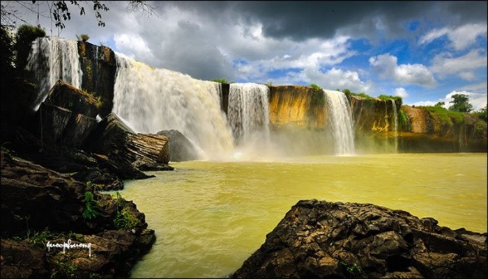 Mây Nước Dray Nur như một bức tranh về huyền thoại, dòng thác đổ ào như một suối nước nóng của thiên nhiên ban tặng.