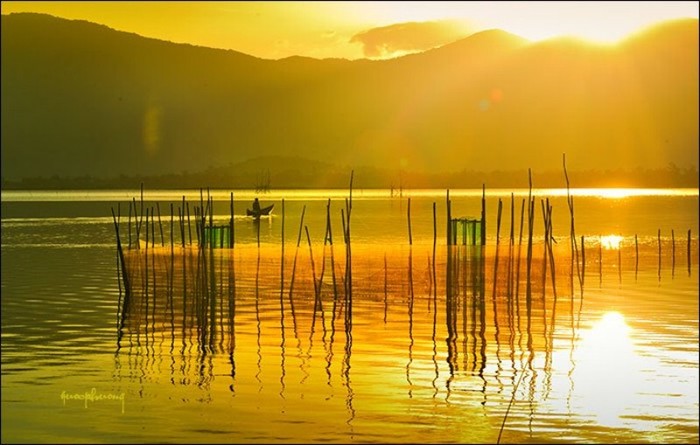Bắt đầu từ phía Mặt trời... Công việc thu cá từ lồng trên hồ Lăk bắt đầu cùng với bình minh