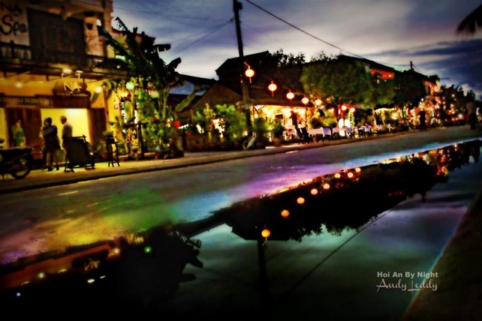 Đường Nguyễn Phúc Chu, Hội An, cuộc sống sinh động về đêm, ánh đèn phản ra nhiều màu sắc giống như cầu vồng bảy màu.