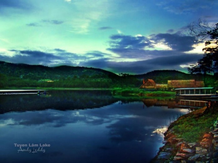 Một góc hồ Tuyền Lâm, một nơi khá hoang vu, nằm trong khu du lịch sinh thái của Đà Lạt.