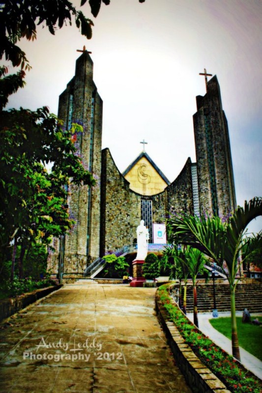 Nhà thờ chính tòa Phủ Cam là nhà thờ chính tòa của Tổng Giáo phận Huế, tọa lạc trên đồi Phước Quả, thuộc địa phận phường Phước Vĩnh, thành phố Huế. Đây là một trong những nhà thờ to lớn, nổi tiếng và lâu đời nhất tại Huế.