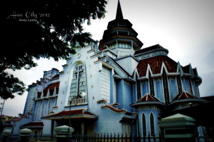 "Nhà thờ dòng Chúa Cứu Thế" hay có tên khác nữa là "nhà thờ Đức Mẹ Hằng Cứu Giúp" , nằm ở cuối đường Nguyễn Huệ, Tp. Huế, tỉnh Thừa Thiên – Huế. Đây là Nhà thờ tương đối mới, khu đất có từ đầu thế kỷ 20 đồng thời với sự ra đời Tu viện Đức Mẹ Hằng Cứu Giúp của dòng Chúa Cứu Thế, đến năm 1954 thì giáo xứ Đức Mẹ Hằng Cứu Giúp được thành lập, năm 1959 bắt đầu xây nhà thờ và đến năm 1962 thì hoàn thành do thiết kế của kiến trúc sư Nguyễn Mỹ Lộc.