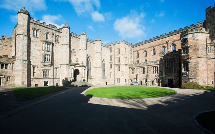 Các trường cao đẳng của Đại học Durham thay đổi cực kỳ hiện đại thời trung cổ, chẳng hạn như vị trí của Castle Durham University College trong ảnh này. >>Chùm ảnh:Học sinh 5 nước tranh tài trong ngày hội Robotics 2012 >>Hoa khôi các trường Đại học, Cao đẳng >>Ngôi sao học đường