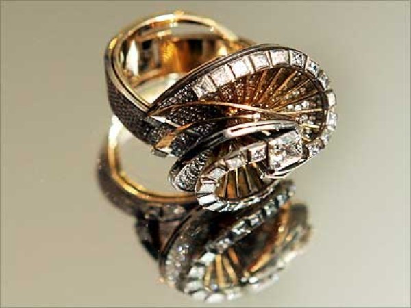 Giám đốc nghệ thuật Irina Karpova của hãng thời trang Lobortas & Karpova danh tiếng đã thiết kế và hoàn thiện món trang sức trị giá 50.000 USD này. Được làm từ 837 viên kim cương sáng lấp lánh, nó đã trở thành chiếc nhẫn có đính nhiều hạt kim cương nhất từ trước tới giờ.