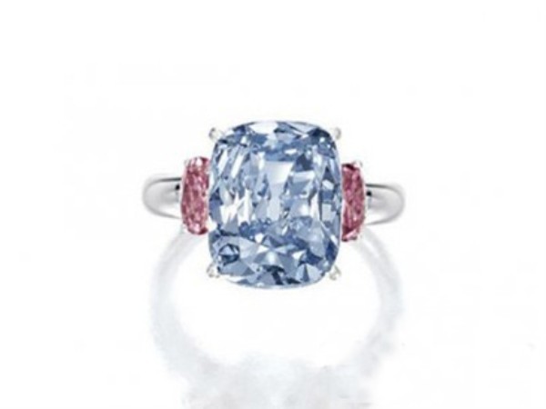 Chiếc nhẫn này có trọng lượng 6,01 carats, hai bên có gắn hai viên kim cương hồng hình oval 0,46 và 0,44 carats, chính giữa là một viên kim cương màu xanh. Đương nhiên, giá phải trả cho chiếc nhẫn độc đáo này không hề rẻ chút nào: 10 triệu USD.