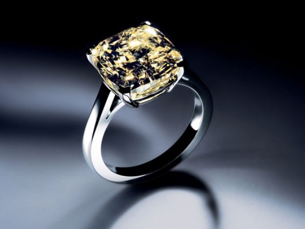 Chiếc nhẫn kim cương này do hãng De Beers sản xuất. Chiếc nhẫn giá 400.000 USD gồm một viên kim cương 5,11 carat gắn vào chân đế platinum.