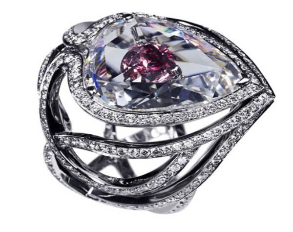 Chiếc nhẫn có tên “Nụ hôn bí mật của hoa hồng” do hãng De Beers sản xuất gồm một viên kim cương trắng 4,15 carat và một viên kim cương hồng 0,8 carat gắn trên nền platinum. Giá của nó là 525.000 USD.
