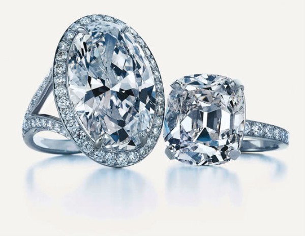 Đôi nhẫn kim cương được làm bởi hãng kim hoàn Tiffany. Chiếc nhỏ hơn được gắn viên kim cương nặng 12.03 carat và chiếc lớn hơn được gắn một viên kim cương hình bâu dục nặng 14.79 carat. Cặp đôi này đã được bán với giá 1,46 triệu USD và 800.000 USD.