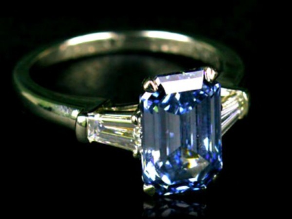 Chiếc nhẫn sang trọng này từng nằm trong top những chiếc nhẫn kim cương đắt nhất thế giới với mức giá 2 triệu USD. Nó được gắn bởi một viên ngọc lục bảo 2,4 carat màu hiếm có và hai viên đá kim cương nhỏ ở hai bên.