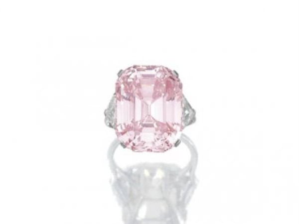 Mặt của chiếc nhẫn này là một viên kim cương màu hồng có trọng lượng 24,78 carats. Nó được bán trong một cuộc bán đấu giá với số tiền 46,2 triệu USD và trở thành chiếc nhẫn đắt nhất thế giới. Chủ nhân mới của nó - Laurence Graff đã đổi tên chiếc nhẫn này thành “The Graff Pink”.