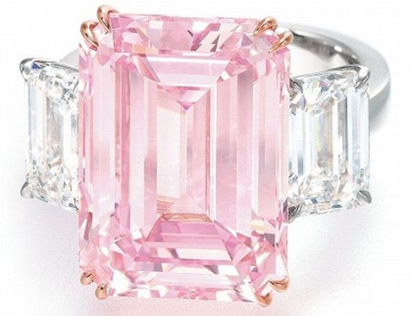 Chiếc nhẫn có một cái tên rất hoàn hảo “Perfect Pink”. Chiếc nhẫn có gắn một viên kim cương to có màu hồng cực kì hiếm có với trọng lượng 14,23 carats. Nó đã được đem bán đấu giá mới mức giá cao “khủng khiếp”: 23,2 triệu USD.