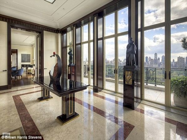 Căn hộ của Dmitry Rybolovlev ở Manhattan (Mỹ) Giá: 88 triệu USD Tháng 12 năm ngoái, tỷ phú Dmitry Rybolovlev đã không ngần ngại bỏ ra một khoản tiền khổng lồ để tậu về cho cô con gái yêu của mình một căn nhà ở Manhattan. Căn hộ rộng hơn 600m2, gồm 10 phòng, một thư viện hiện đại, sân thượng và tầng hầm. Từ căn hộ cao cấp này có thể chiêm ngưỡng khung cảnh tuyệt đẹp của Công viên Central Park.