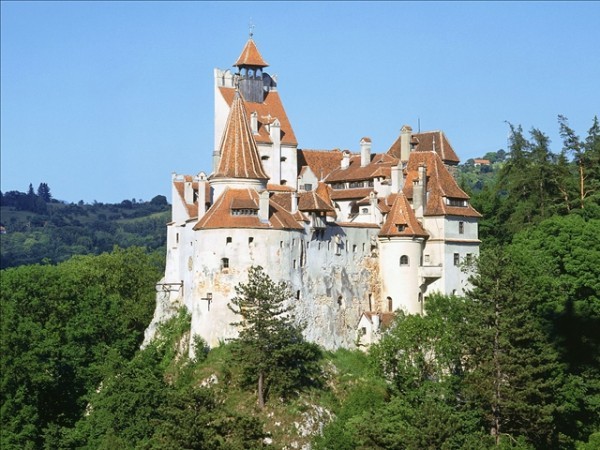 Lâu đài Dracula (Rumani) Giá: 135 triệu USD Còn được gọi là lâu đài Bran, được xây dựng từ thế kỷ 14, Lâu đài Dracula là một trong những tòa nhà lâu đời nhất ở Rumani. Người chủ sở hữu đầu tiên của lâu đài là Hoàng tử Vlad Impaler, một vị lãnh chúa vô cùng tàn bạo. Đến tháng 5/2006, nó đã thuộc sở hữu của Archduke DominicHabsburg, con trai công chúa Ileana. Tòa lâu đài có tổng cộng 17 phòng và một bảo tàng nghệ thuật thời Trung cổ thu hút gần 450.000 du khách mỗi năm.