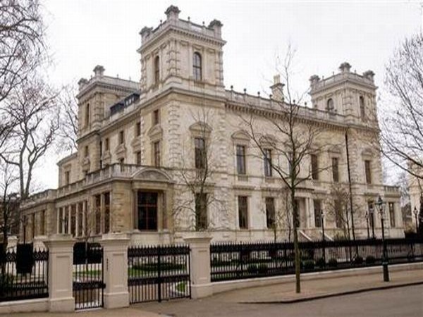 Ngôi nhà ở Kensington Palace Gardens (London, Anh) Giá: 128 triệu USD Ngôi biệt thự sang trọng có 12 phòng ngủ, phòng khiêu vũ lớn, phòng tắm kiểu Thổ Nhĩ Kỳ, một phòng trưng bày tranh, hồ bơi lộng lẫy nằm ở tầng hầm và một garage có sức chứa lên đến 20 chiếc. Căn nhà này thuộc sở hữu của tỷ phú Lakshmi Mittal, người đã mua cho con trai mình cũng một ngôi biệt thự ở Kensington Palace Gardens, khu phố của các tỷ phú.