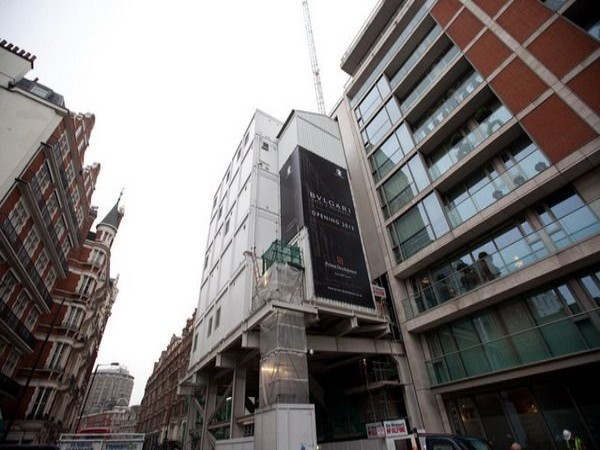 Penthouse Knightsbridge (London, Anh) Giá: 157 triệu USD Căn hộ cao cấp này dù chưa hoàn thành nhưng đã được chào bán và được một đại gia giấu tên mua với một mức giá cao ngất ngưởng. Căn hộ nằm trong khách sạn Bulgari & Residences gồm 85 phòng và 8 căn hộ cao cấp. Toàn bộ dự án thuộc sở hữu của Công ty TNHH Prime Knightsbridge dự kiến sẽ hoàn thành vào giữa năm 2012.