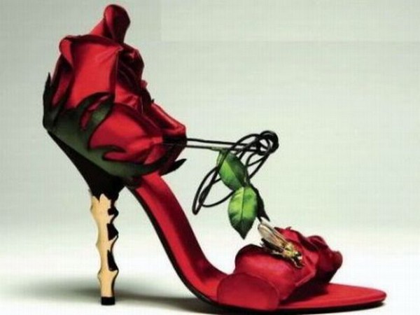 Mai Lamore’s Rose Giá: 27.945 USD Đôi giày hoa hồng của Mai Lamore không chỉ là một trong những đôi giày đắt tiền nhất thế giới mà còn là đôi giày mang tính nghệ thuật nhất. Chiếc giày giống như một bông hồng với cánh hoa, lá, thân, gai góc và thậm chí có cả một con ong. Các nhà thiết kế đã sự dụng những vật liệu tốt nhất để tạo ra chiếc giày tuyệt đẹp này như vàng 18 carat, lụa đỏ, đá mã não.