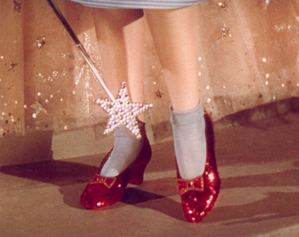 Đôi giày ruby trong phim “Phù thủy xứ Oz” Giá: ước tính 2 – 3 triệu USD Đôi giày xuất hiện lần đầu tiên vào năm 1939 trong bộ phim “Phù thủy xứ Oz”. Đến tháng 12/2011, nó lại được mang ra bán trong một cuộc đấu giá mang tên “Biểu tượng của Hollywood”. Những người tổ chức hi vọng sẽ thu được khoản tiền khổng lồ trong cuộc bán đấu giá này. Tuy nhiên, cho tới nay, đôi giày vẫn chưa có người mua.