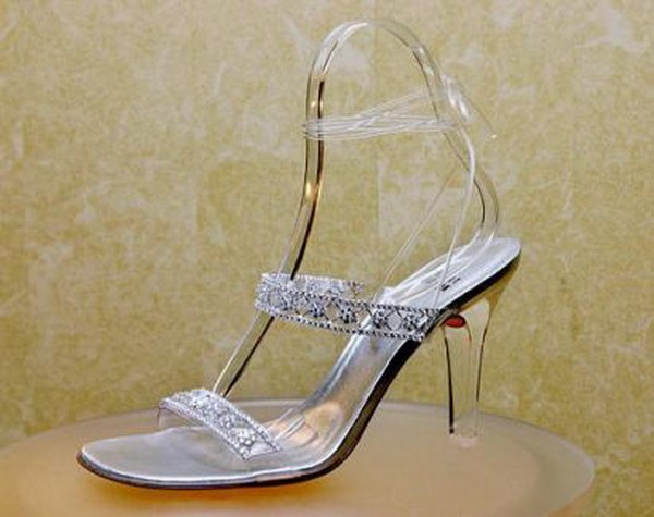 Stuart Weitzman’s Cinderella Giá: 2 triệu USD Mang tên “Đôi giày của Cô bé Lọ Lem”, nhà thiết kế Stuart Weitzman đã tạo ra một đôi giày tuyệt hảo khi đính lên đó 565 viên kim cương Kwiat. Ngoạn mục hơn cả, đôi giày còn được gắn một viên kim cương Amaretto 5 carat duy nhất trị giá 1 triệu USD trên chiếc bên phải. Năm 2004, ngôi sao nhạc đồng quê Alison Krauss đã mang đôi giày đắt giá này đến lễ trao giải Oscar.