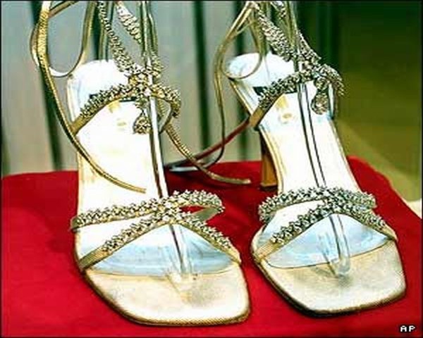 Platinum Guild Stuart Weitzman Giá: 1,09 triệu USD Lại thêm một đôi xăng đan cao gót của phù thủy Stuart Weitzman. Đôi giày được trang trí bằng dây đai bạch kim nguyên chất có gắn trên đó 464 viên kim cương Kwiat hình tròn và hình quả lê. Đôi giày tuyệt đẹp này đã được nữ diễn viên Laura Harring mang khi cô đến dự lễ trao giải Oscar năm 2002.