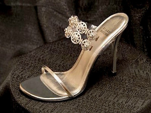 Đôi giày “Giấc mơ kim cương của Stuart Weitzman” Giá: 500.000 USD Stuart Weitzman một lần nữa bắt tay vào việc làm ra một đôi giày cao gót khiến cô gái nào cũng mơ ước được mang một lần. Đôi giày “Giấc mơ kim cương” được làm từ 1420 viên kim cương Kwiat 30 carat rực rỡ với mũi giày được làm hoàn toàn từ bạch kim. Nữ diễn viên Anika Noni đã đi đôi giày này và khiến mọi đôi mắt phải ngoái lại nhìn bước chân của cô trên thảm đỏ trong lễ trao giải Oscar 2007.