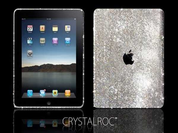 CrystalRoc Crystallized iPad Giá: Không được tiết lộ Chiếc iPad được thiết kế bởi CrystalRoc, công ty chuyên sản xuất các sản phẩm xa xỉ cho người giàu. CrystalRoc đã trang trí cho hai dòng iPad 32GB và 64GB, mỗi loại được gắn tới 6000 viên pha lê Swarovski. Tuy nhiên, giá của chúng không được công khai, khách hàng chỉ có thể nhận được báo giá bằng cách liên hệ trực tiếp với CrystalRoc.