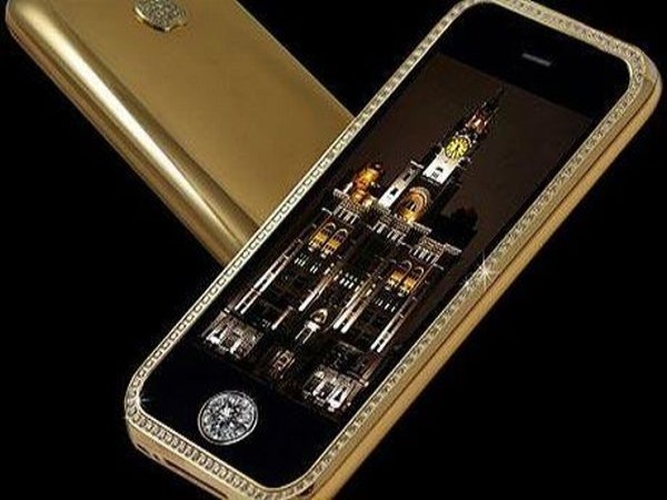 iPhone 3GS Supreme Giá: 3,2 triệu USD Thêm một chiếc iPhone xa xỉ nữa do nhà thiết kế lừng danh Stuart Hughes chế tác. iPhone 3GS Supreme có vỏ bọc được làm từ 271 gram vàng đặc 22 carat cao cấp và được trang trí bằng 136 viên kim cương 68 carat đáng kinh ngạc. Nút Home được gắn một viên kim cương 7,1 carat lấp lánh. Ngoài ra, để tăng sự sang trọng, Hughes đã làm thêm chiếc bao đựng được làm từ đá granit, da cao cấp và vàng Kashmir.
