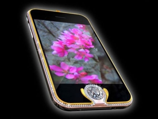 iPhone 3G King’s Button Giá: 2,4 triệu USD Vỏ của chiếc điện thoại tuyệt đẹp này được làm từ vàng 18 carat, vàng trắng và vàng hồng (hợp kim của vàng với đồng). Logo Apple ở mặt sau của thiết bị được gắn 138 viên kim cương rực rỡ lạ thường. Tuy nhiên, điểm nhấn của chiếc iPhone này là nút Home được thay thế bằng một viên kim cương trắng 6,6 carat rất hiếm có.
