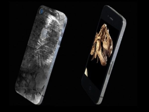 iPhone 4 History Edition Giá: 62.700 USD Chiếc iPhone 4 này sẽ đưa người dùng trở lại 65 triệu năm về trước. Nhà sản xuất đã dùng những nguyên liệu hết sức hiếm có như đá thiên thạch, kim cương, chiếc răng của khủng long bạo chúa T-rex 65 triệu năm tuổi để tạo ra chú dế kỳ lạ này. Ngoài ra, viền và logo Apple cũng được bảo phủ bởi kim cương lấp lánh. Để đảm bảo tính độc quyền, nhà sản xuất chỉ làm ra vỏn vẹn 3 chiếc điện thoại như thế.