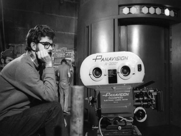 Máy quay của phim Star Wars Đó là máy quay phim Panavision PSR 35mm được George Lucas sử dụng để quay 3 phim gốc của series phim Star Wars vào năm 1977. Chiếc máy quay phim cũng nằm trong bộ sưu tập khổng lồ của nữ diễn viên gạo cội Hollywood Debbie Reynolds. Giá bán của chiếc máy quay lịch sử này lên tới 625.000 USD trong buổi đấu giá vào tháng 12 năm ngoái. Đây chính là mức giá bán kỉ lục của dòng máy quay phim từ trước tới nay.