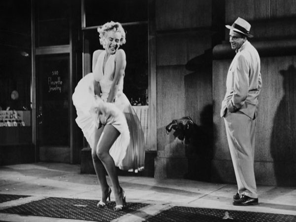 Chiếc váy trắng của Marilyn Monroe Chiếc váy trắng được coi là biểu tượng của nữ diễn viên huyền thoại Hollywood Marilyn Monroe đã khiến người xem kinh ngạc khi nó được bán với số tiền 4,6 triệu USD tại một phiên đấu giá hồi tháng 6 năm ngoái. Chiếc váy được Marilyn Monroe mặc trong bộ phim “The Seven Year Itch”, tạm dịch là "Bảy năm ngứa ngáy" (1955) hiện giờ đã trở thành bộ trang phục đắt tiền nhất thế giới. Trước đó, chiếc váy đã được diễn viên nổi tiếng Debbie Reynolds chất giữ cùng với 3.500 trang phục và đạo cụ làm phim khác được bà thu thập suốt 50 năm qua.