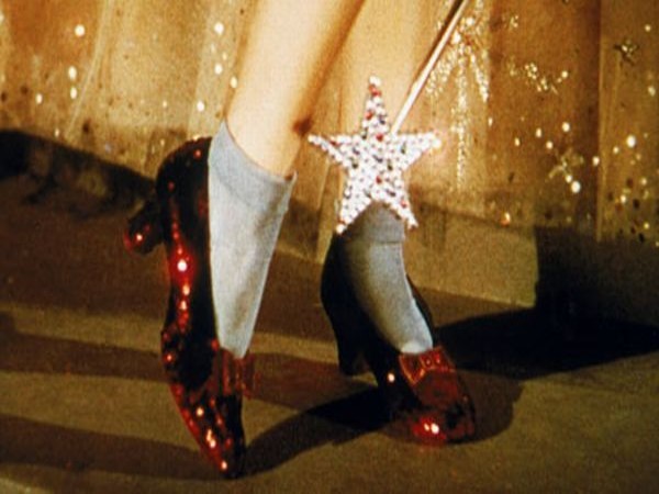 Đôi giày ruby trong phim “Phù thủy xứ Oz” Đôi giày xuất hiện lần đầu tiên vào năm 1939 trong bộ phim “Phù thủy xứ Oz”. Đôi giày đặc biệt màu đỏ này đã tồn tại được 73 năm, là một trong số bốn đôi giày được làm thời bấy giờ. Đến tháng 12/2011, nó lại được mang ra bán trong một cuộc đấu giá mang tên “Biểu tượng của Hollywood”. Những người tổ chức hi vọng sẽ thu được khoản tiền khổng lồ trong cuộc bán đấu giá này. Tuy nhiên, cho tới nay, đôi giày vẫn chưa có người mua. Giá ước tính của đôi giày là khoảng từ 2 đến 3 triệu USD.