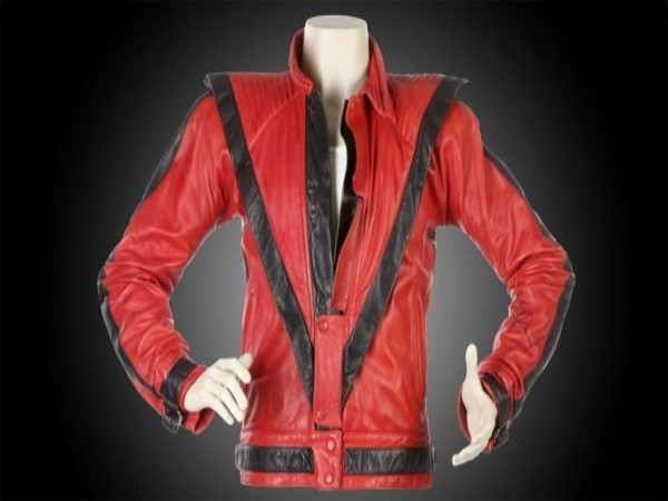 Áo khoác "Thriller" của Michael Jackson Tháng 6 năm ngoái, sàn đấu giá Julien (Mỹ) đã khiến cả thế giới choáng váng khi chiếc áo khoác “Thriller” nổi tiếng của ông vua nhạc Pop Michael Jackson được bán với mức giá 1,8 triệu USD, cao hơn gấp nhiều lần so với giá dự tính (400.000 USD). Chiếc áo da bê màu đỏ đen này đã được Michael sử dụng trong video “Thriller” dài hơn 14 phút và đã gây ra cơn sốt thời trang vào những năm 80 của thế kỷ 20. Dưới tay áo còn có dòng chữ “Love Michael Jackson”. Áo khoác “Thriller” do hai nhà tạo mẫu lâu năm của MJ là Dennis Tompkins và Michael Bush thiết kế.