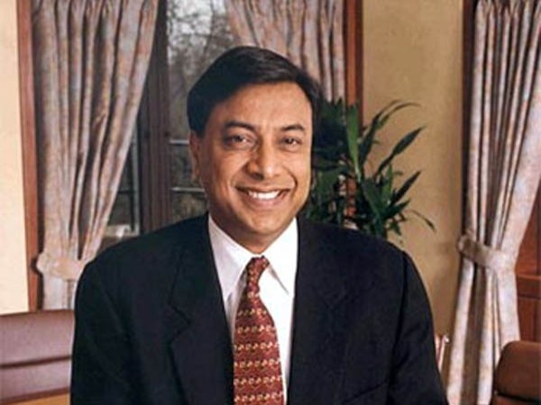 7. Lakshmi Mittal (61 tuổi) Công ty: Arcelor-Mittal Tài sản: 19,1 tỷ USD Lakshmi Mittal được mệnh danh là ông trùm thép bởi ông là người sáng lập kiêm Giám đốc điều hành của Arcelor Mittal, công ty sản xuất thép lớn nhất thế giới. Lakshmi từng là một trong năm người giàu nhất thế giới nhưng do suy thoái kinh tế châu Âu vào năm ngoái, nhu cầu thép ít đi đã khiến tài sản của ông từ 28 tỷ USD giảm xuống còn 19,1 tỷ USD.