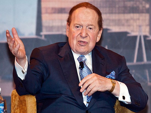 6. Sheldon Adelson (78 tuổi) Công ty: Tập đoàn Las Vegas Sands Tài sản: 24,6 tỷ USD Sheldon Adelson là Chủ tịch Tập đoàn Las Vegas Sands, một tập đoàn nắm trong tay hệ thống casino lớn nhất thế giới. Khởi nghiệp từ một người bán báo dạo, giờ đây, mỗi ngày ông kiếm được 23,6 triệu USD (trung bình mỗi giờ gần triệu đô).