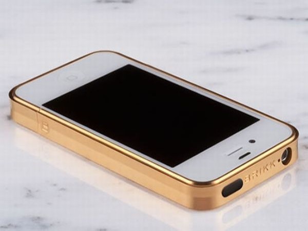 Trim Couture ‘Gold’ Giá: 100.000 USD Chiếc vỏ bao được làm trực tiếp từ một mảnh kim loại titanium quý hiếm. Ngoài ra, nó còn được đính thêm 6 carat kim cương cùng với một hệ thống đệm silicon và một cơ chế tự khóa giúp giữ iPhone 4.