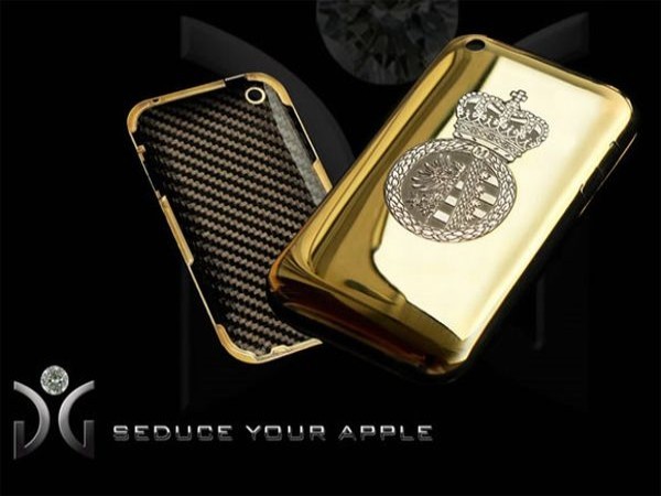 GnG iPhone Giá: 108.888 USD GnG iPhone được làm hoàn toàn bằng thủ công và được chế tạo từ 180g vàng 18 carat. Toàn bộ vỏ cũng được nạm khoảng 200 viên kim cương. Tuy nhiênn, điểm nhấn khiến nó trở nên nổi bật chính là lôg “Crown” được làm từ 400 viên kim cương. Vì thế mà nó trở thành chiếc vỏ bao điện thoại đắt nhất thế giới từ trước tới nay.